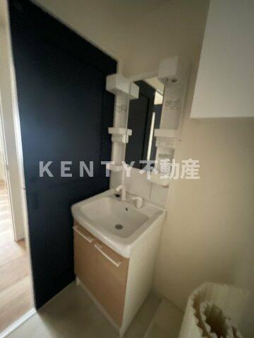 洗面設備　ゆったりとスペースのある洗面所