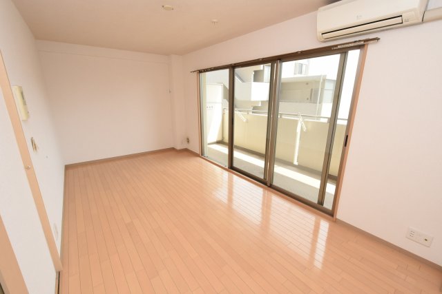 居室・リビング　東向きエアコン付きの9.4帖の広めの洋室です♪