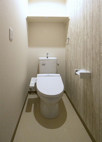 トイレ　温水洗浄便座付きのトイレです♪