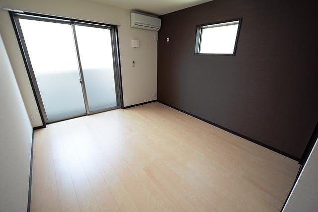 居室・リビング　エアコン付きで快適に過ごせます♪