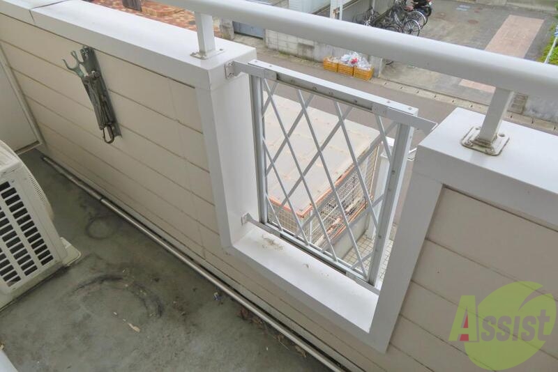 バルコニー　布団を干しても大丈夫そうな広さのバルコニーですね