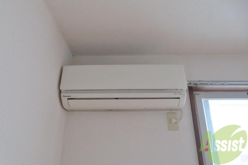 その他設備　エアコンは居室に１基ついております。夏場も安心ですね