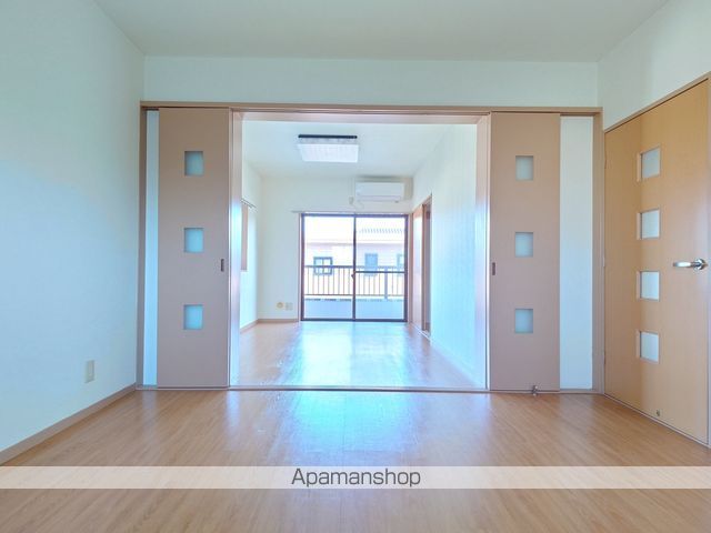 センチュリー玉穂の居間写真