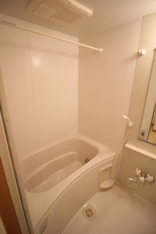 バス・シャワールーム　1　追い焚き機能付きの少し広めのお風呂です