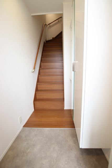 玄関　★嬉しい姿見付きの玄関スペース★