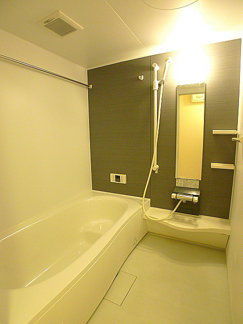 バス・シャワールーム　バスルームは追焚機能、浴室換気乾燥機付き