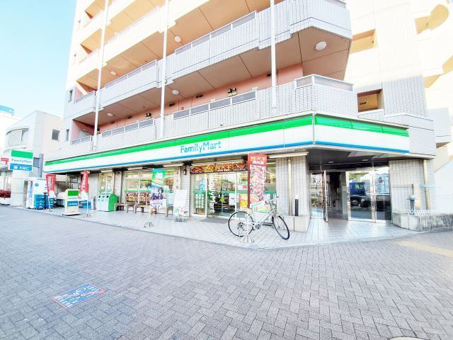 コンビニ　ファミリーマート堀田駅前店（コンビニ）まで436m