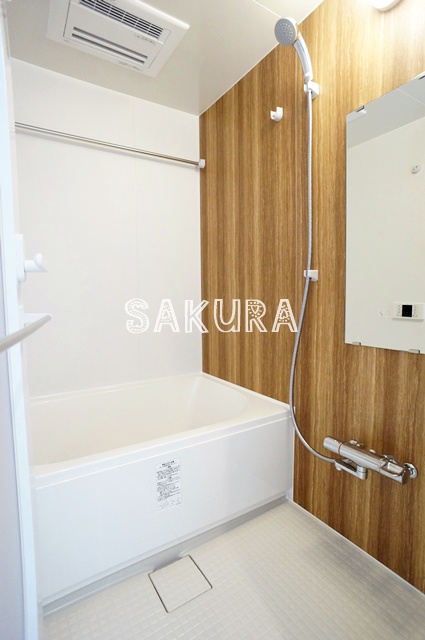 バス・シャワールーム　嬉しい追い焚き・浴室乾燥機付きです♪