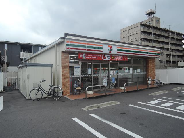 コンビニ　セブンイレブン（コンビニ）まで739m