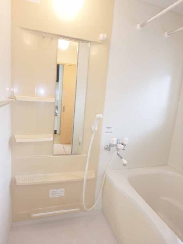 バス・シャワールーム　浴室乾燥付きで雨の日でも洗濯物が干せます☆