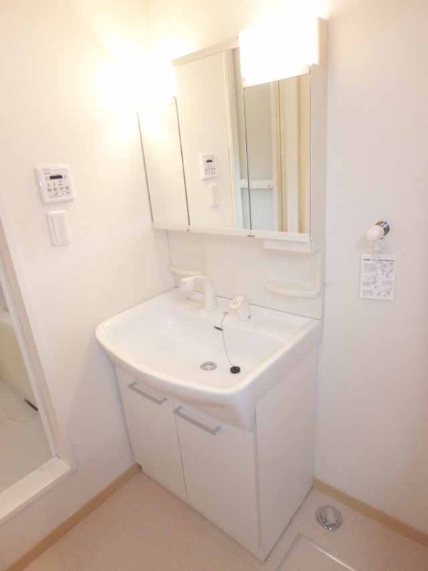 洗面設備　人気の三面鏡付きシャンプードレッサー☆