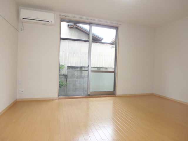 居室・リビング　８帖の広め洋室♪