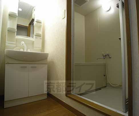 洗面設備　綺麗な独立洗面台。