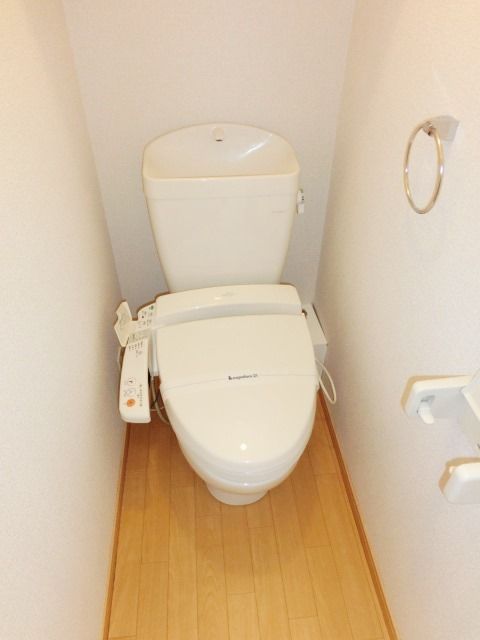 トイレ　温水洗浄便座付きのトイレです