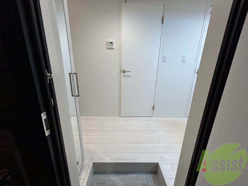 玄関　玄関からお部屋を撮影しました。お部屋にあがる階段があります。