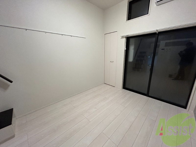 居室・リビング　５．９帖のリビングを撮影しました。天井が高く開放的です。