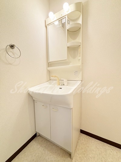 洗面設備　明るい洗面所です