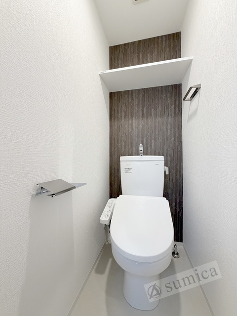 トイレ　人気アイテムの温水洗浄便座。清潔感のあるトイレです。