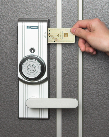 セキュリティ　防犯性の高いカードキーを採用