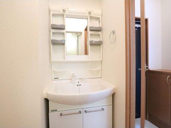 洗面設備　※写真は同じマンションの違う部屋のものになります。