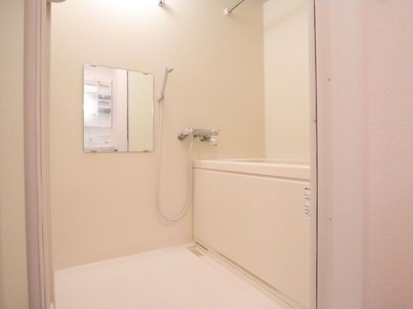バス・シャワールーム　※写真は同じマンションの違う部屋のものになります。