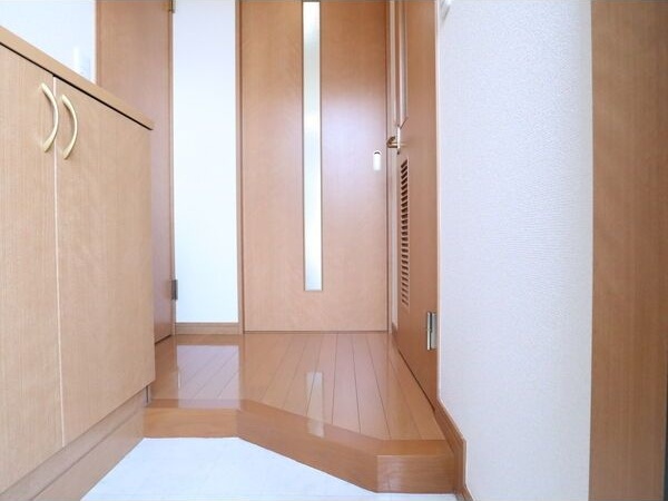 玄関　※写真は同じマンションの違う部屋のものになります。