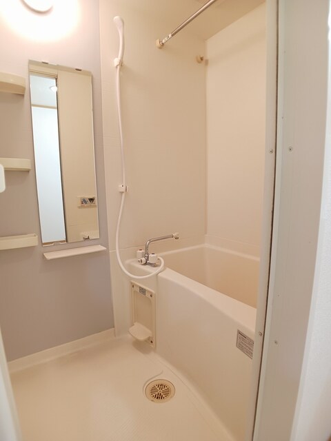 バス・シャワールーム　落ち着いた空間のお風呂です