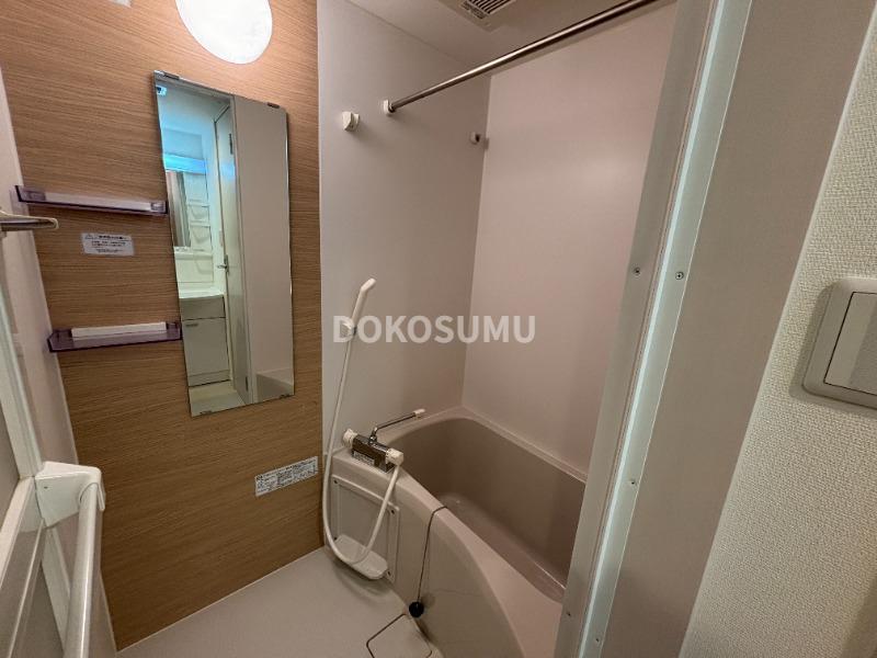 バス・シャワールーム　一日の疲れをやさしく癒やす、清潔感あふれるリラックスバス。