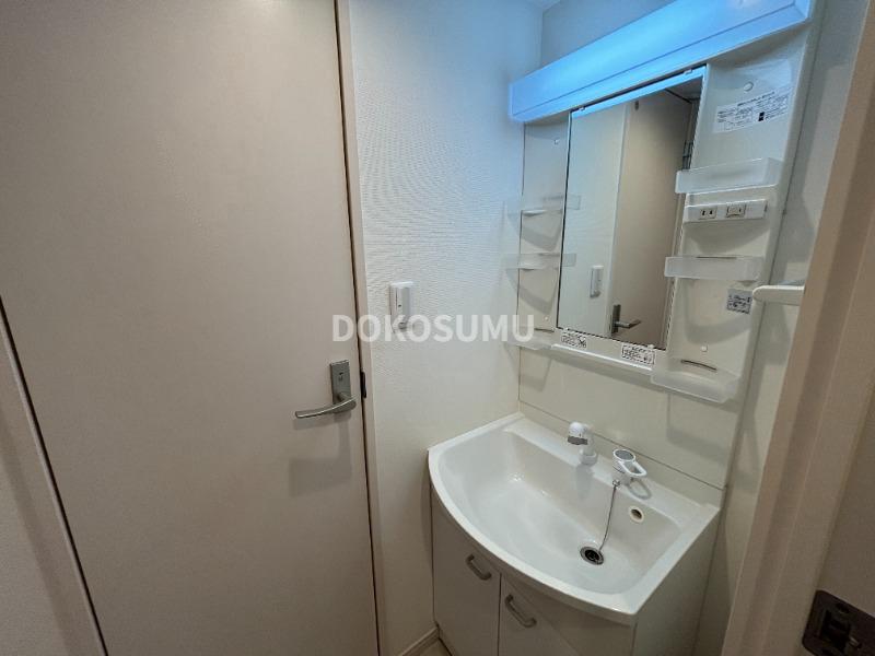 洗面設備　忙しい朝もスムーズに。使いやすさを追求した清潔な洗面空間。