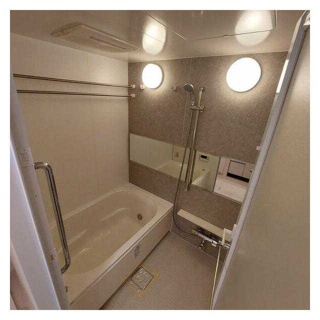 バス・シャワールーム　追い焚き機能、浴室乾燥機付きバス。