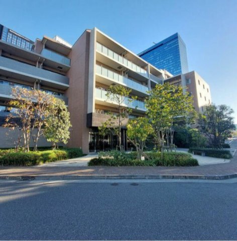 建物外観　鉄筋コンクリート造のがっちりとした建物。