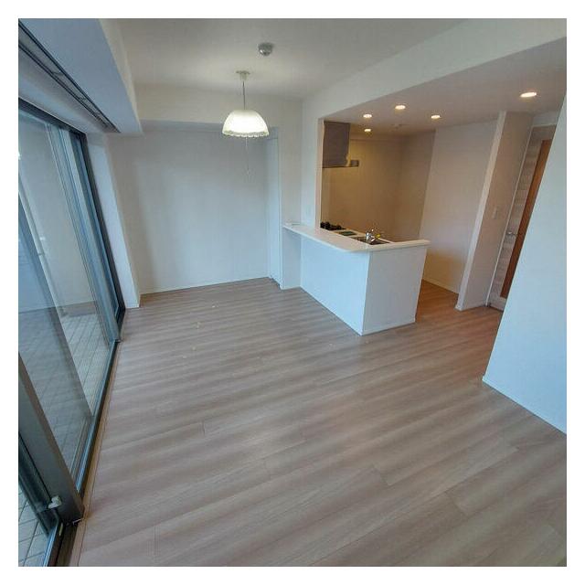 居室・リビング　12.9帖のきれいなLDK。