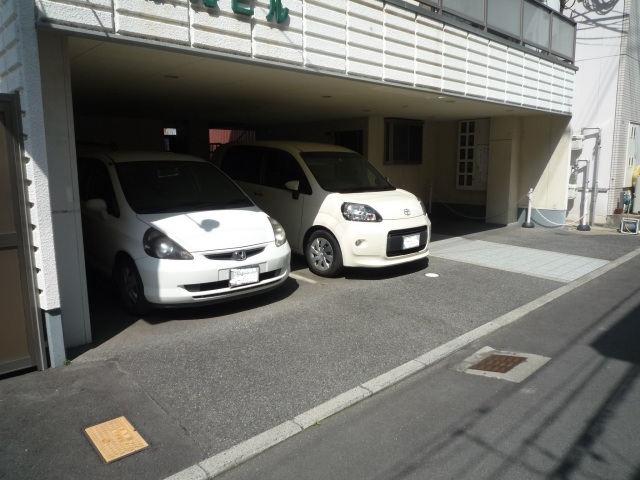 駐車場　1Ｆ部分が駐車場　屋根付きです