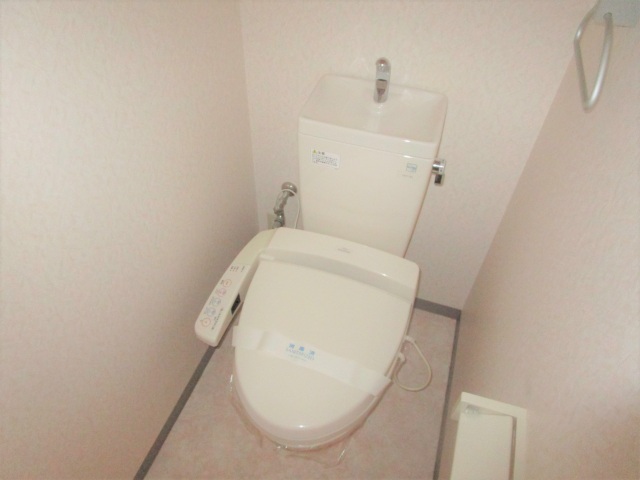 トイレ　温水洗浄暖房機能付き☆