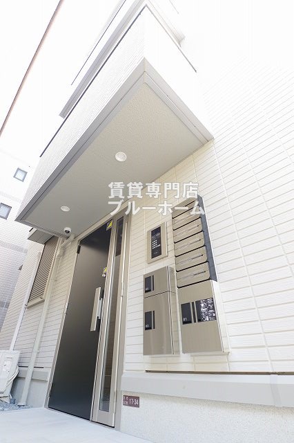 建物外観　軽量鉄骨造3階建ての物件！