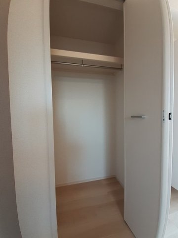 その他　【ラ　リベルテ　I】たっぷりとした収納スペースです