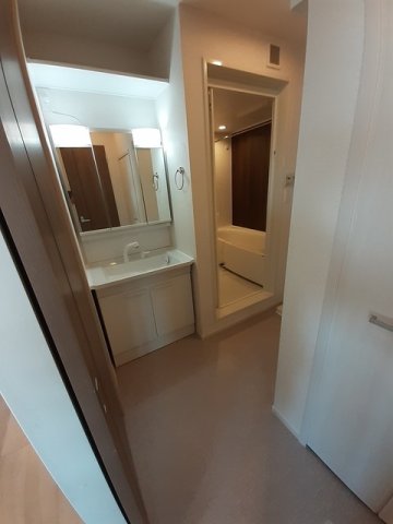 洗面設備　【ラ　リベルテ　I】ヘアーセットに便利な三面鏡です♪