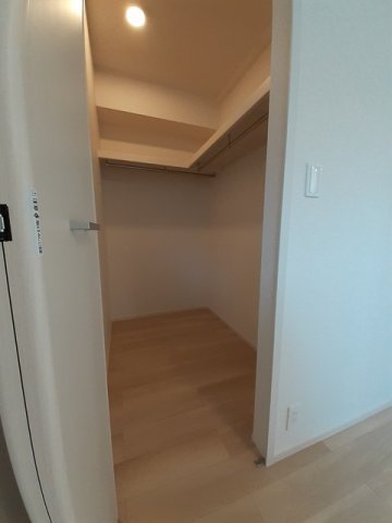 収納　【ラ　リベルテ　I】ウォークインクローゼットで床がフラットな