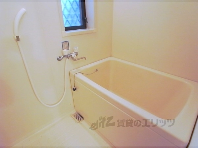 バス・シャワールーム　お風呂に窓がありますので換気しやすいです