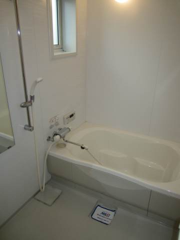 バス・シャワールーム　追い焚き機能付き。しかも窓あり