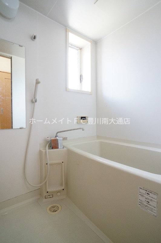 バス・シャワールーム　同型別部屋写真（反転）