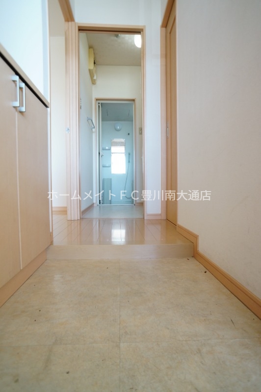 玄関　同型別部屋写真（反転）