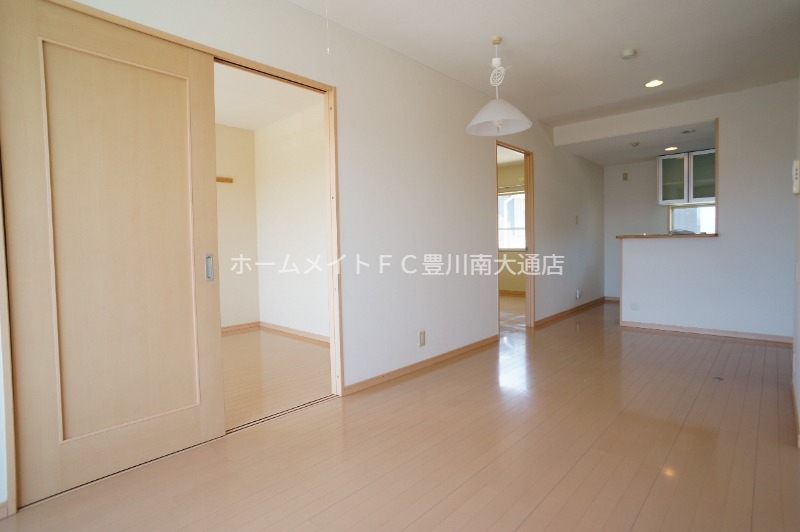 居室・リビング　同型別部屋写真（反転）