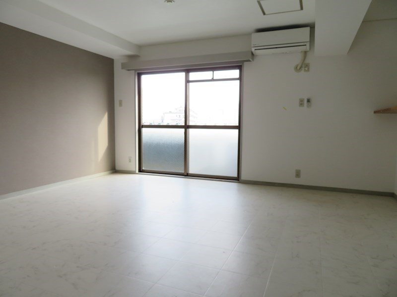 居室・リビング　同物件別部屋