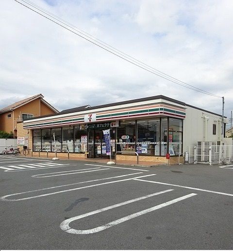 コンビニ　セブンイレブン（コンビニ）まで300m