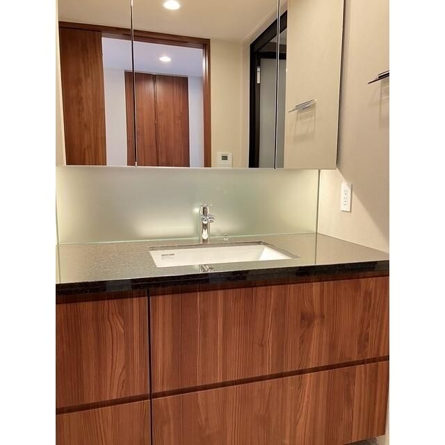 洗面設備　明るい洗面所です