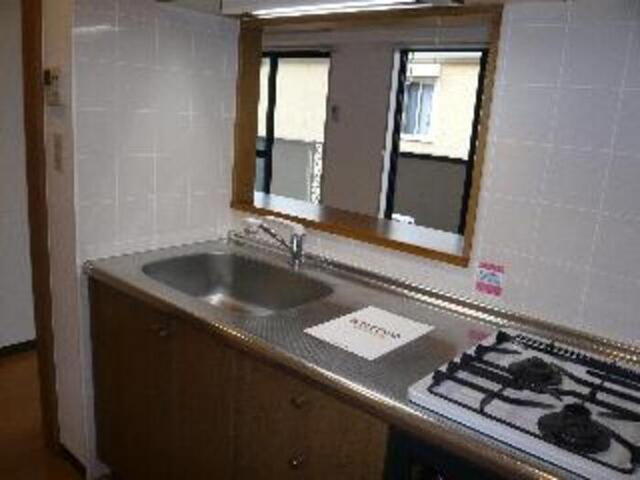 キッチン　対面式システムキッチン（２口ガスコンロ，グリル付）