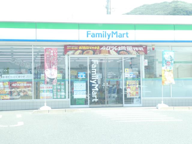 コンビニ　ファミリーマート（コンビニ）まで798m