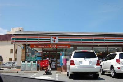 コンビニ　セブンイレブン（コンビニ）まで855m