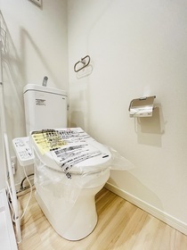 トイレ　温水洗浄便座付き♪